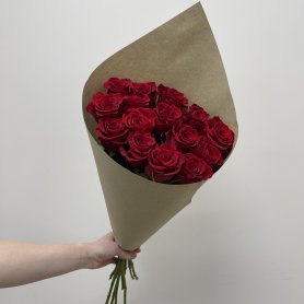Букет из 15 красных роз «Экокулек красный бархат» в Красноярске