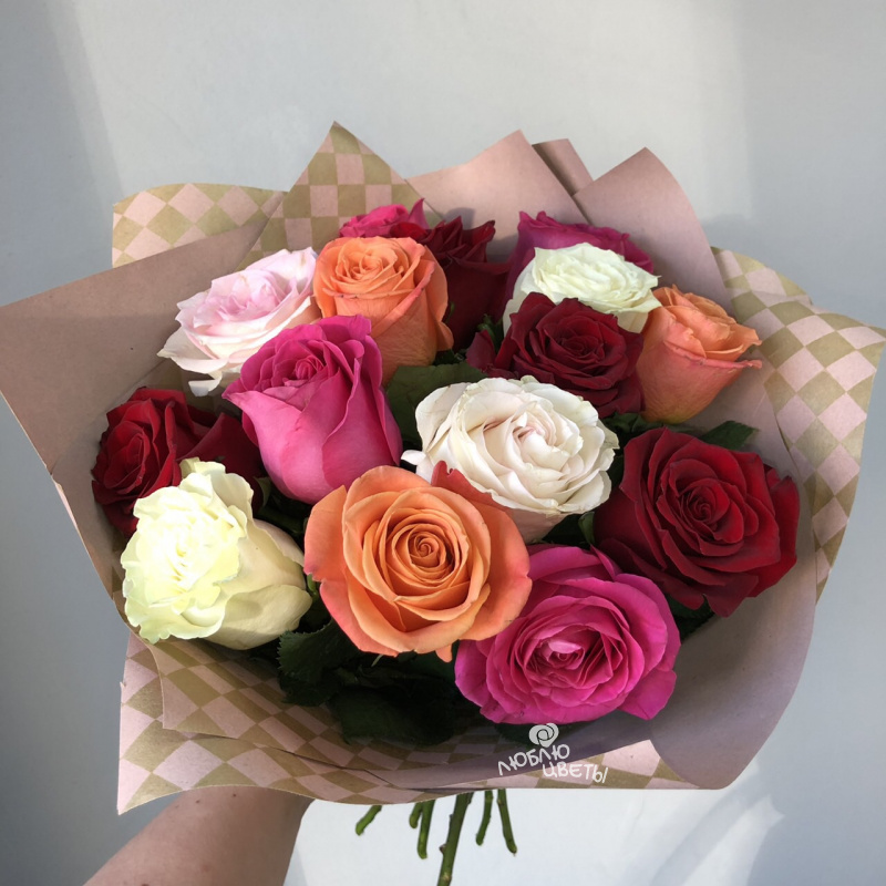 Букет из 15 разноцветных роз «Моей красавице»