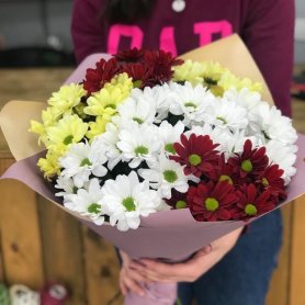 Монобукет из хризантемы «Внимание» от интернет-магазина «Люблю цветы» в Красноярске