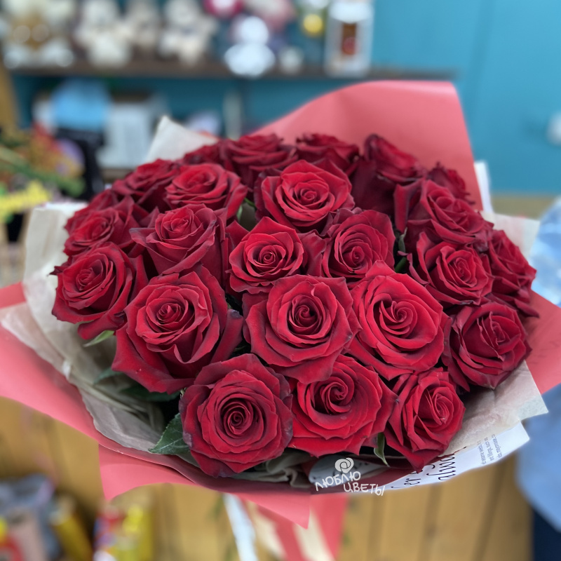 Букет из 25 красных роз «Шарм» 2