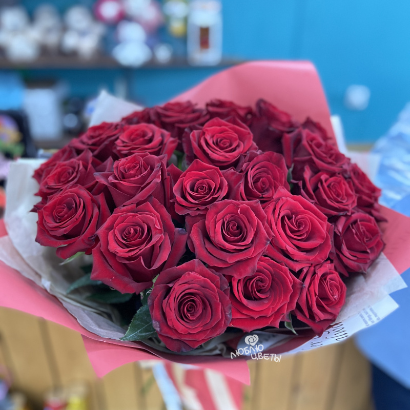 Букет из 25 красных роз «Шарм» 1