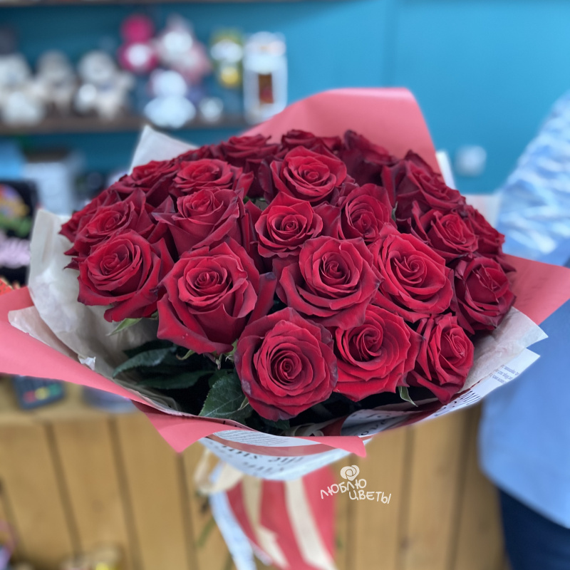 Букет из 25 красных роз «Шарм»