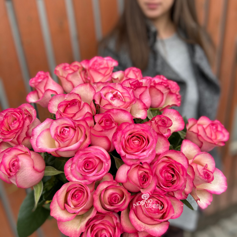 Букет из 25 роз «Карусель»
