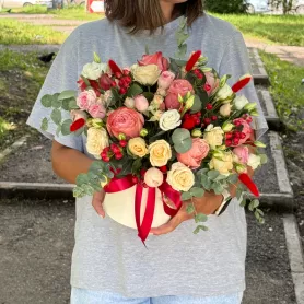 Цветы в коробке «Яркие моменты» в Красноярске