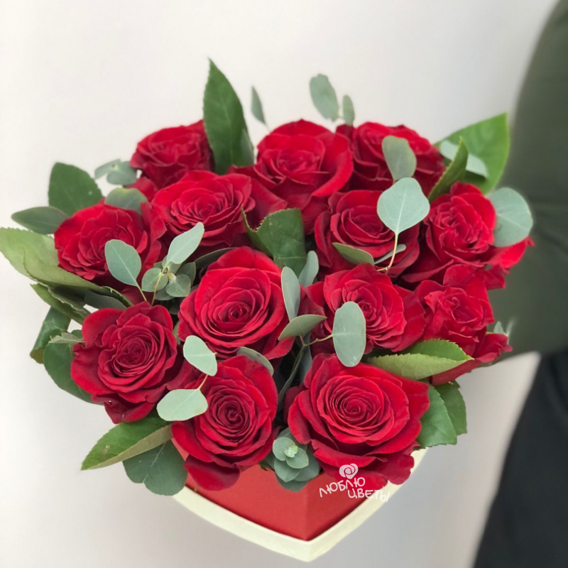 Красные розы в коробке «Красное сердце»