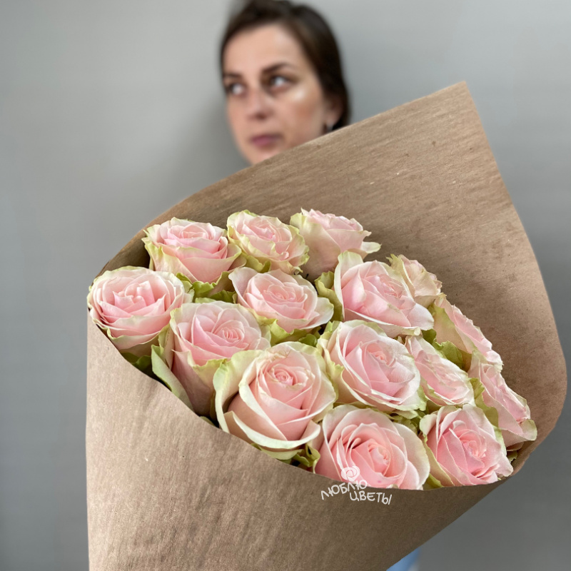Букет из 15 светло-розовых роз «Экокулек фрутетто» 1