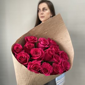 Букет из 15 роз в крафте "Экокулек гоча" от интернет-магазина «Люблю цветы» в Красноярске