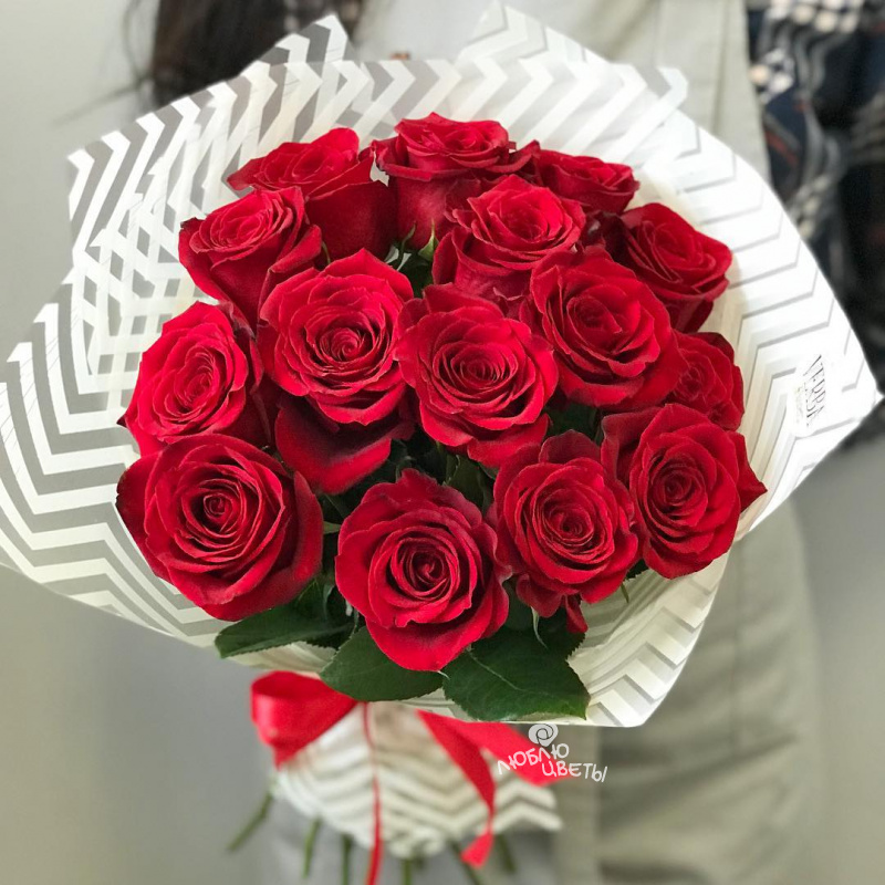 Букет из 15 красных роз «Страстный поцелуй»