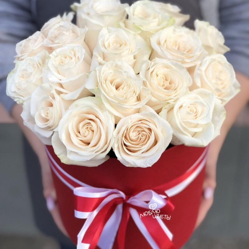 Белые розы в коробке «Первая встреча»