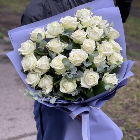 Букет из 25 белых роз «Белая вуаль» от интернет-магазина «Люблю цветы» в Красноярске