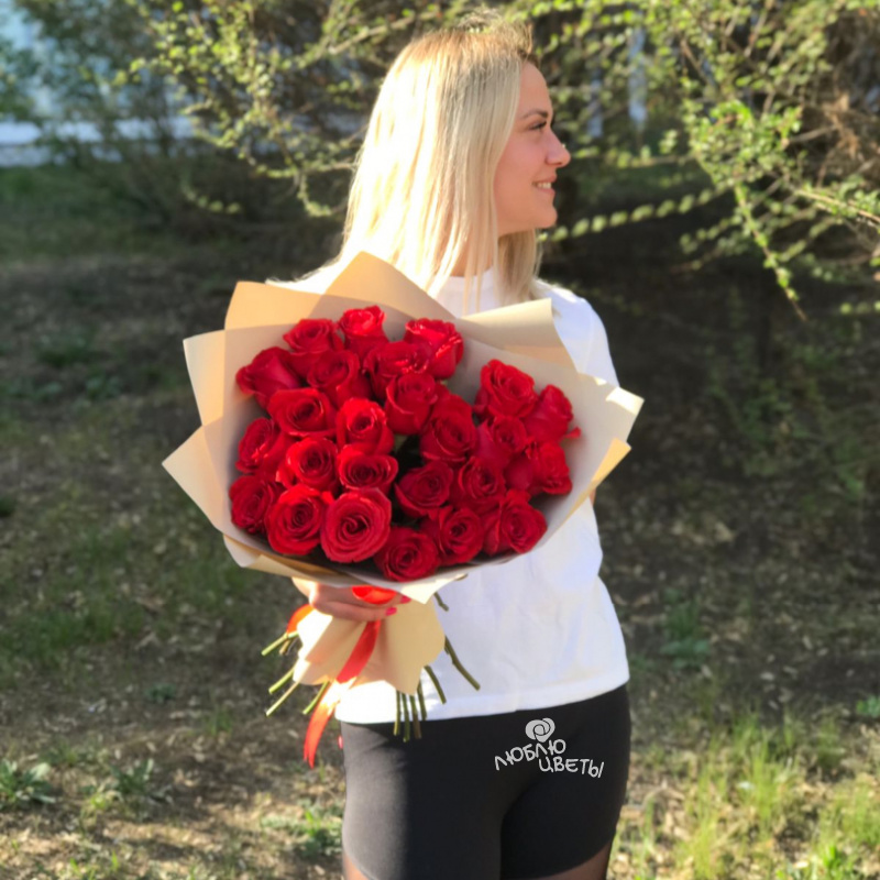 Букет из 25 красных роз «Влюблённый взгляд» 1