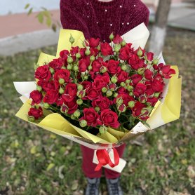 Букет с кустовой розой «Обворожительный взгляд» от интернет-магазина «Люблю цветы» в Красноярске