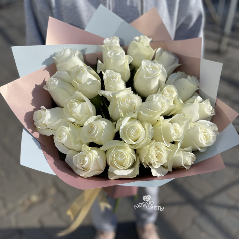 Букет из 25 белых роз «Белая дымка»