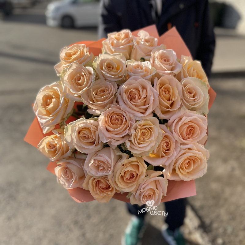 Букет из 25 персиковых роз «Трепетная любовь»