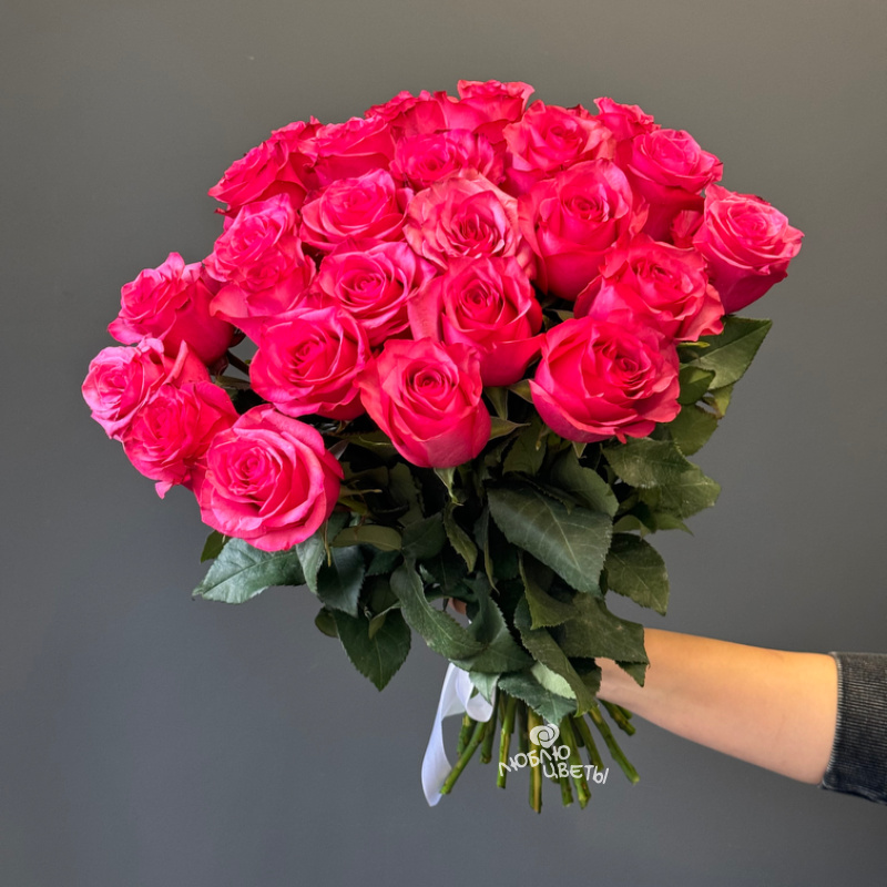 Букет из 25 ярко розовых роз «Яркая фуксия»