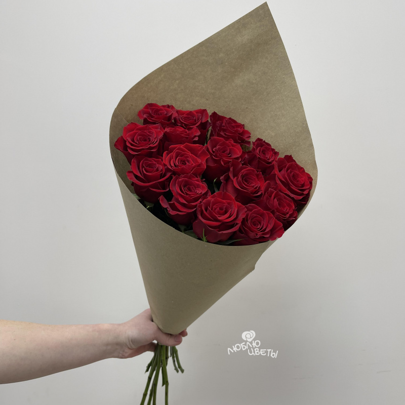 Букет из 15 красных роз «Экокулек красный бархат»