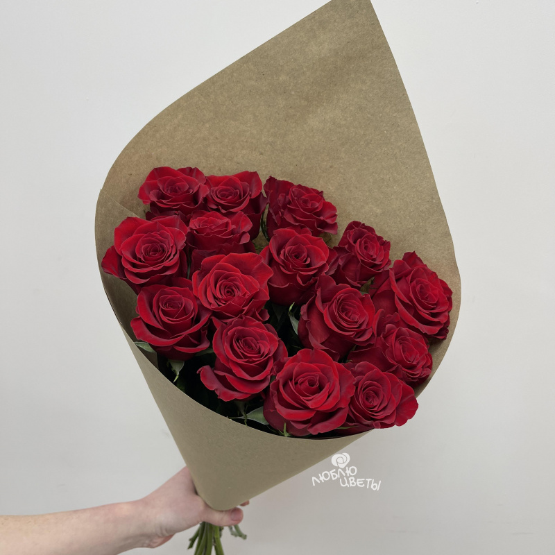 Букет из 15 красных роз «Экокулек красный бархат» 1