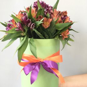 Композиция с альстромериями в коробке «Счастье» от интернет-магазина «Люблю цветы» в Красноярске