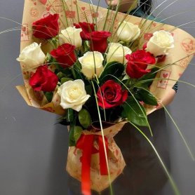 Букет из 15 роз«Великолепие» от интернет-магазина «Люблю цветы» в Красноярске