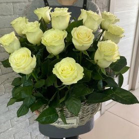 Белые розы в корзине «Белая глазурь» в Красноярске