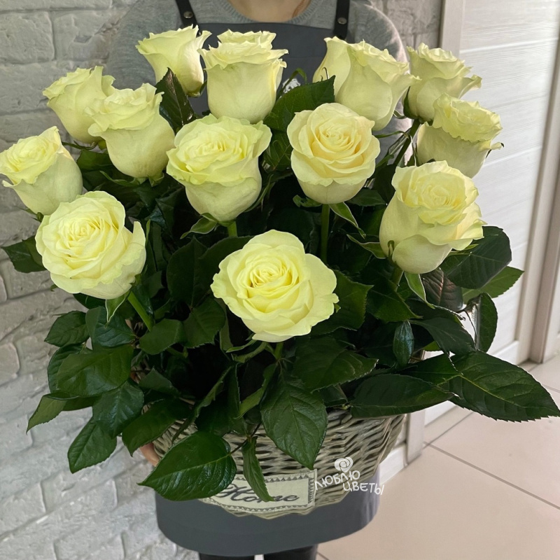 Белые розы в корзине &laquo;Белая глазурь&raquo;