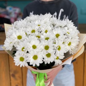 Букет с хризантемой  «Забвение» от интернет-магазина «Люблю цветы» в Красноярске