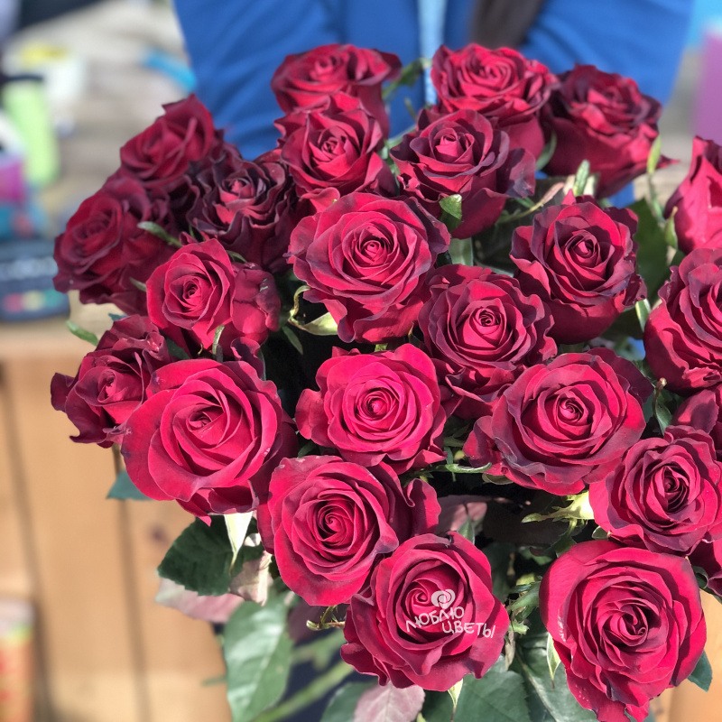 Букет из 25 красных роз «Бархатная любовь» 3