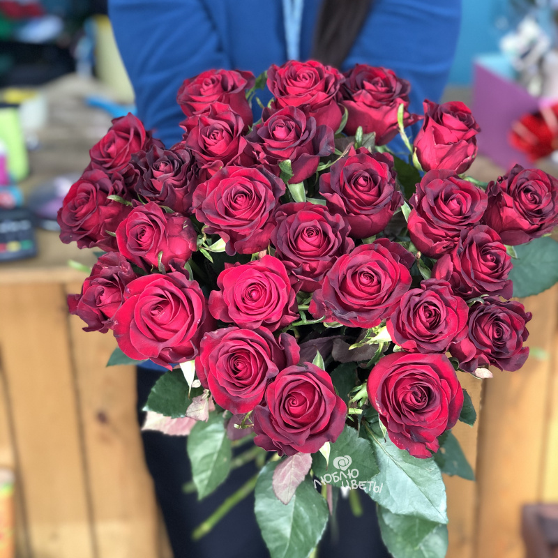 Букет из 25 красных роз «Бархатная любовь»