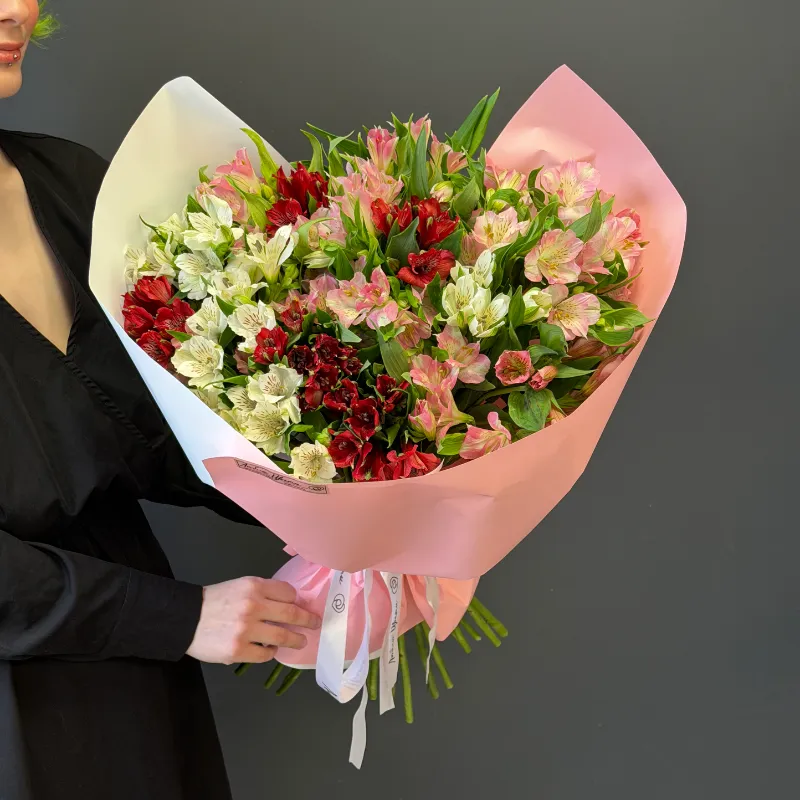 Букет с альстромерией &laquo;Яркий момент&raquo;