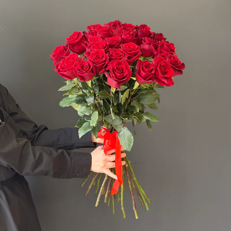 Букет из 23 красных роз &laquo;Карусель&raquo;