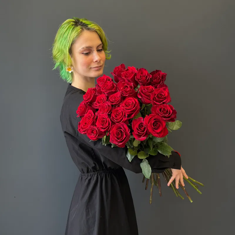 Букет из 23 красных роз &laquo;Карусель&raquo;