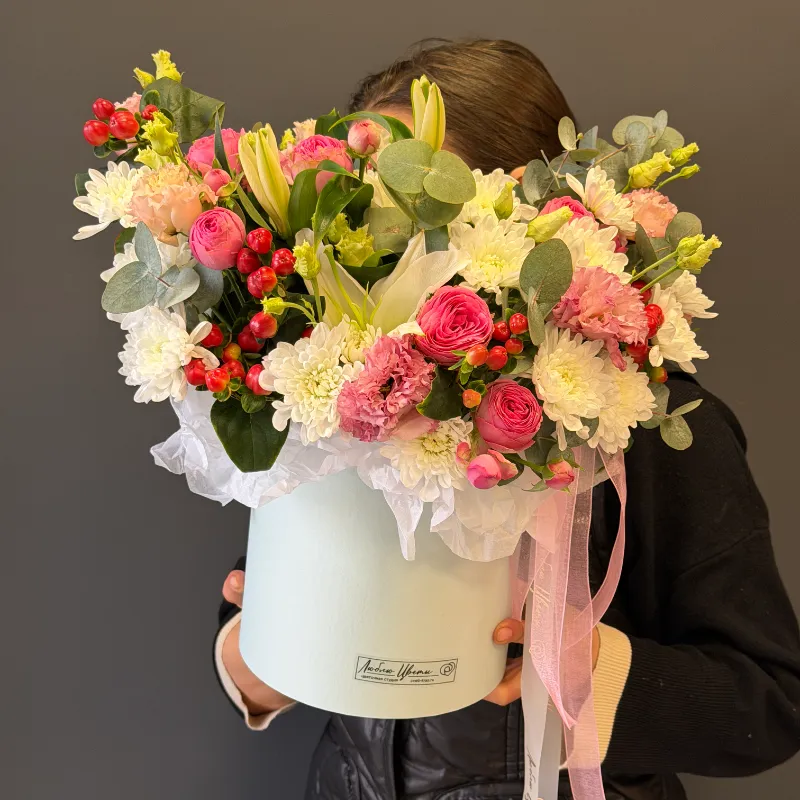 Кустовые розы  в коробке &laquo;Долгожданная встреча&raquo;