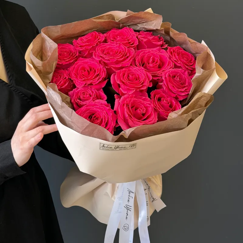 Букет из ярко розовой розы &laquo;Кулек счастья&raquo;