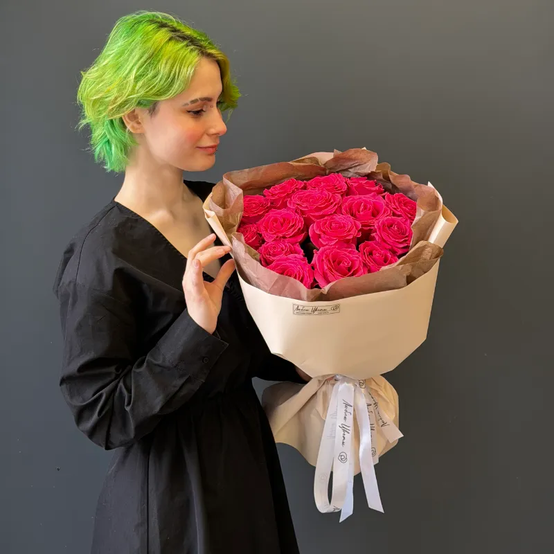 Букет из ярко розовой розы &laquo;Кулек счастья&raquo;