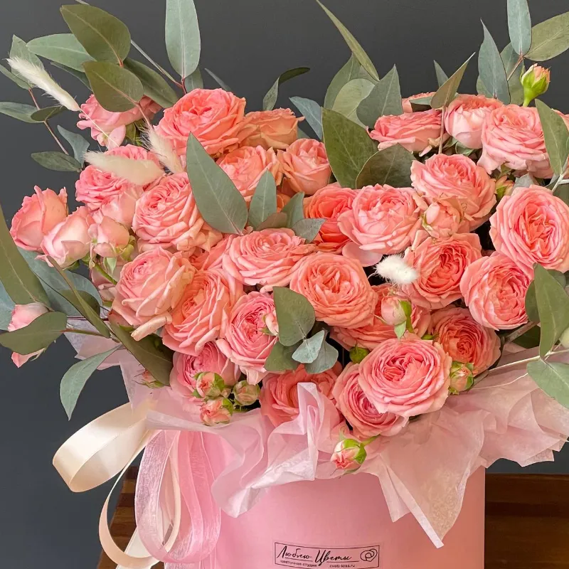 Кустовые розы в коробке &laquo;Солнечный луч&raquo;