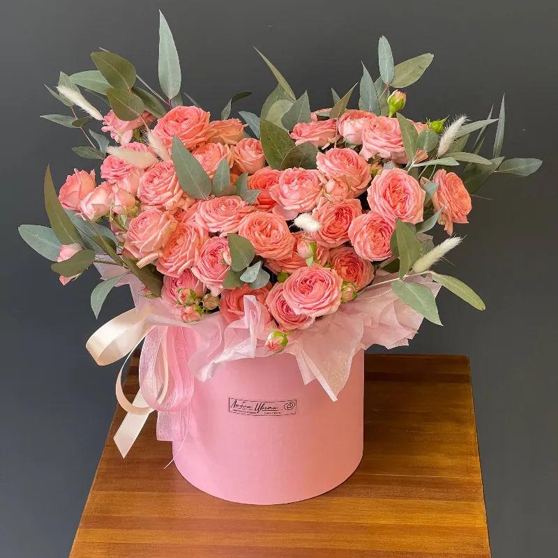 Кустовые розы в коробке &laquo;Солнечный луч&raquo;