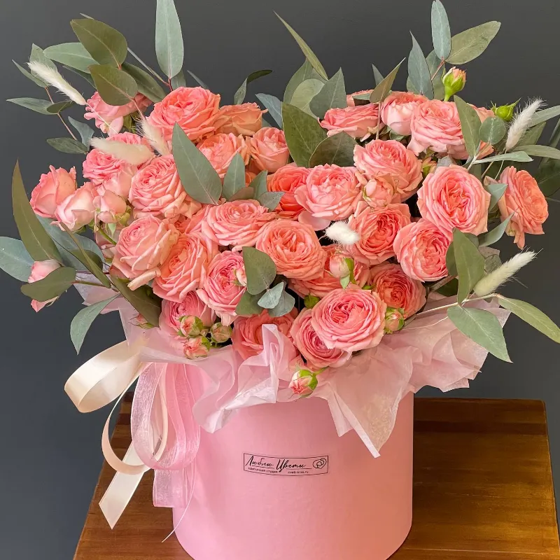 Кустовые розы в коробке &laquo;Солнечный луч&raquo;