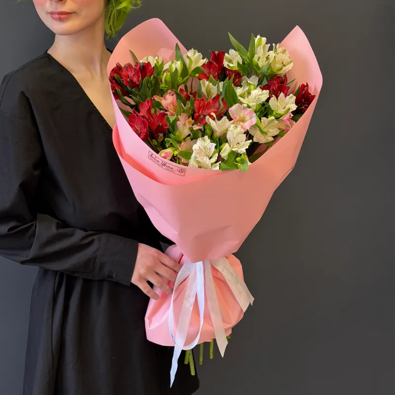 Букет с альстромерией &laquo;Яркие овации&raquo;