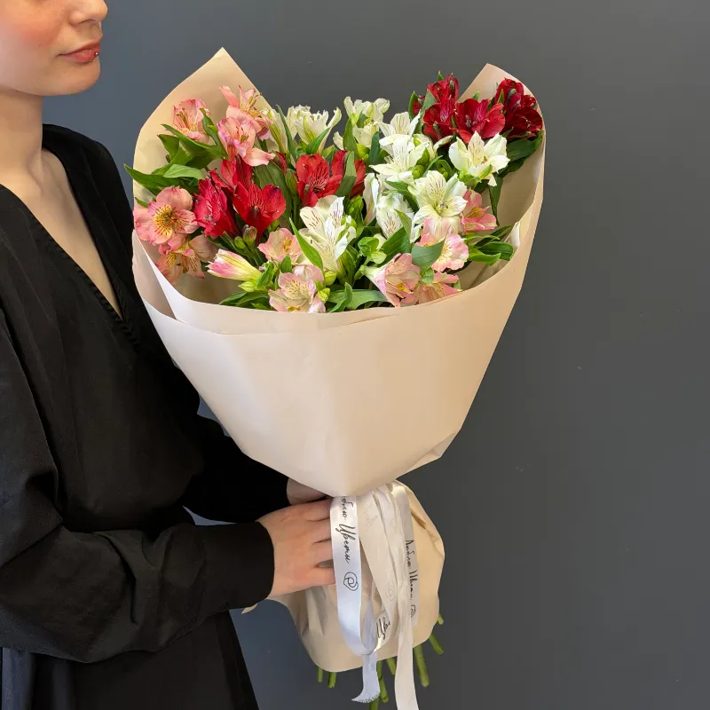 Букет с альстромерией &laquo; Весенняя сказка&raquo;