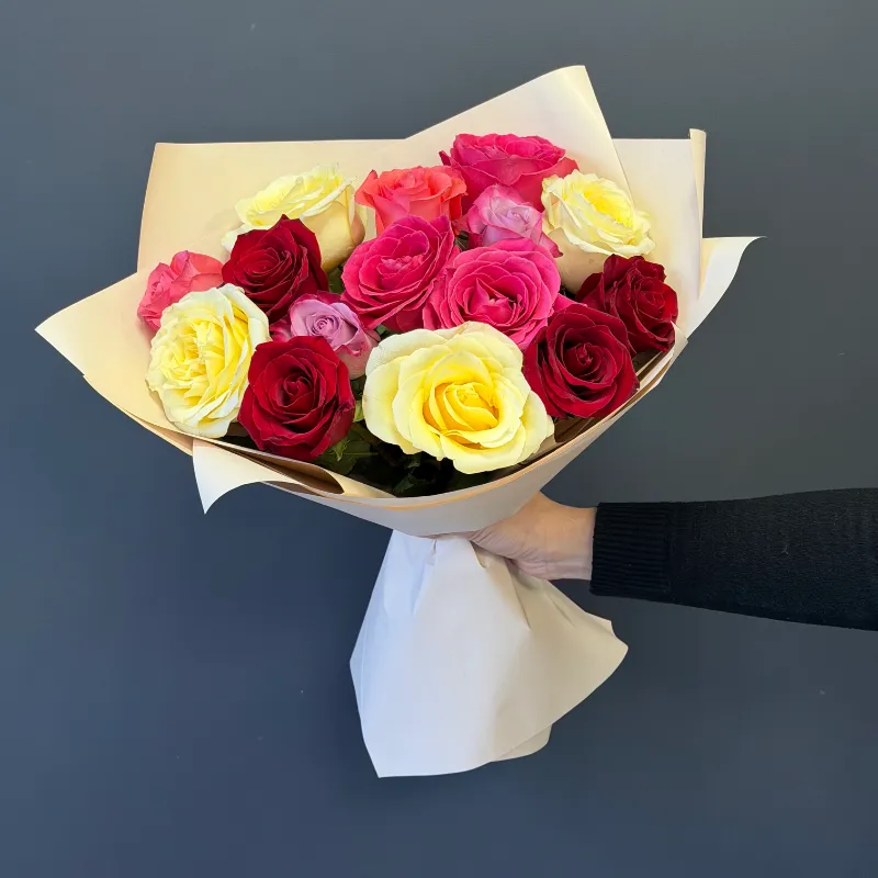 Букет из 15 разноцветных роз &laquo;Моей красавице&raquo;
