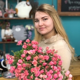 Флорист компании «Люблю цветы» - Любовь